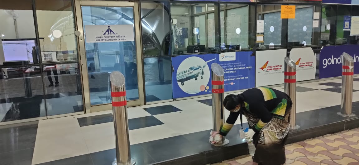 aaistvairport's tweet photo. #MaintainingCleanliness is a routine at #SuratAirport.
#AAIcares
Proud of our Housekeeping staff relentlessly working to clean very nook & corner and sanitizing all the touchpoints.
@AAI_Official
@aairedwr https://t.co/uOtSGe3XAe