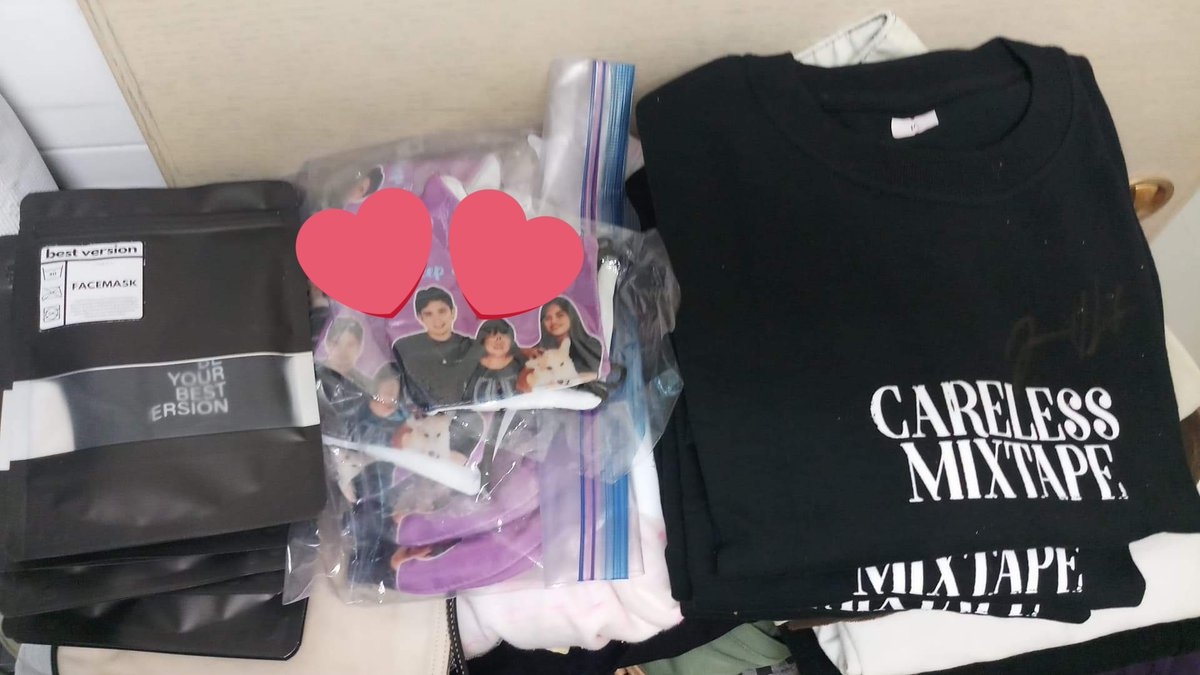 OfficialWLJDHK's tweet photo. Finally, the long wait is over and its worth the wait. Thank you so much tita Ella for your time and effort 💜🌱🍑

2nd Batch of Careless Merch delivered 💜

#WDMerchNext https://t.co/Z0dCVJgnDe