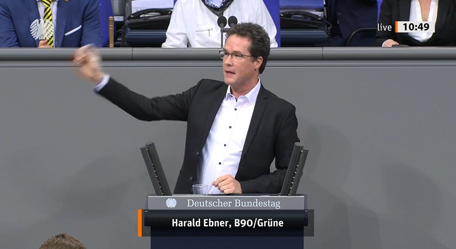 GrueneBundestag's tweet photo. Die FDP betreibt hier billige Polemik statt seriöser Debatte. 

Sie wirft unterschiedliche Anwendungen der #Gentechnik in einen Topf: Die eine findet, streng kontrolliert im Labor statt, die andere in der freien Natur.

Das ist ein grundlegender Unterschied!

- @ebner_sha https://t.co/GwYWn8Y310