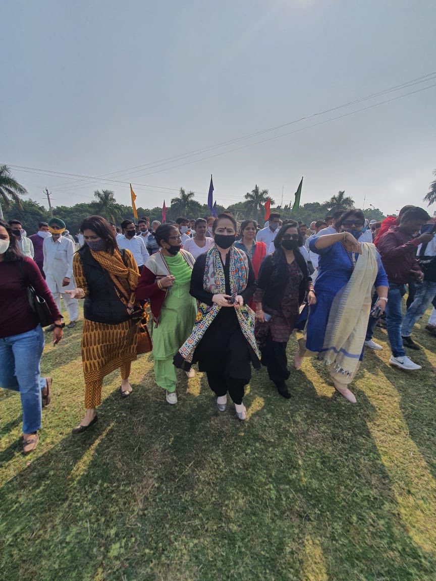 HaryanaPMC's tweet image. भाजपा जजपा सरकार द्वारा हरियाणा के सरकारी मेडीकल कॉलेजों में एमबीबीएस की पढ़ाई के लिए की गई फीस बढ़ौतरी के विरोध में पंचकुला में HPMC अध्यक्ष @SudhaHpmc और कांग्रेस  के अन्य पदाधिकारियों ने राज्यपाल महोदय के लिये ज्ञापन सौंपते हुए।

#JusticeForMBBSStudents