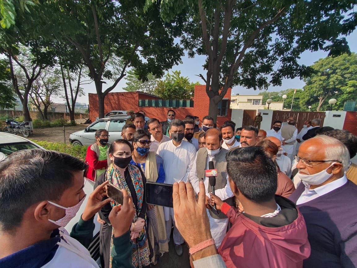 HaryanaPMC's tweet image. भाजपा जजपा सरकार द्वारा हरियाणा के सरकारी मेडीकल कॉलेजों में एमबीबीएस की पढ़ाई के लिए की गई फीस बढ़ौतरी के विरोध में पंचकुला में HPMC अध्यक्ष @SudhaHpmc और कांग्रेस  के अन्य पदाधिकारियों ने राज्यपाल महोदय के लिये ज्ञापन सौंपते हुए।

#JusticeForMBBSStudents