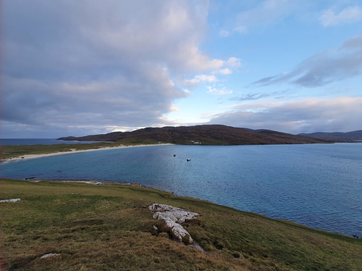 Flloraidh09's tweet photo. Vatersay with a battle going on overhead, will blue skies win the day ? I hope so π€anyway. #Thursdayoff #lathamath #Vatersay #November #breakfromrain https://t.co/C5F3lOQ9Px