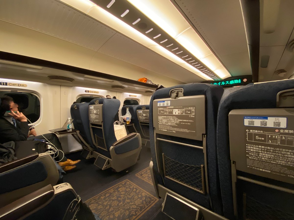 パーシー 今日の九州新幹線 みずほ610号 のグリーン車 最悪でした 鹿児島中央 博多駅までの区間 半分以上座席に座ったまま携帯で大声で話しつづける輩 しかも何とノーマスク 車掌に注意されてもまだ尚暫く話し続けていました グリーン車のマナーも