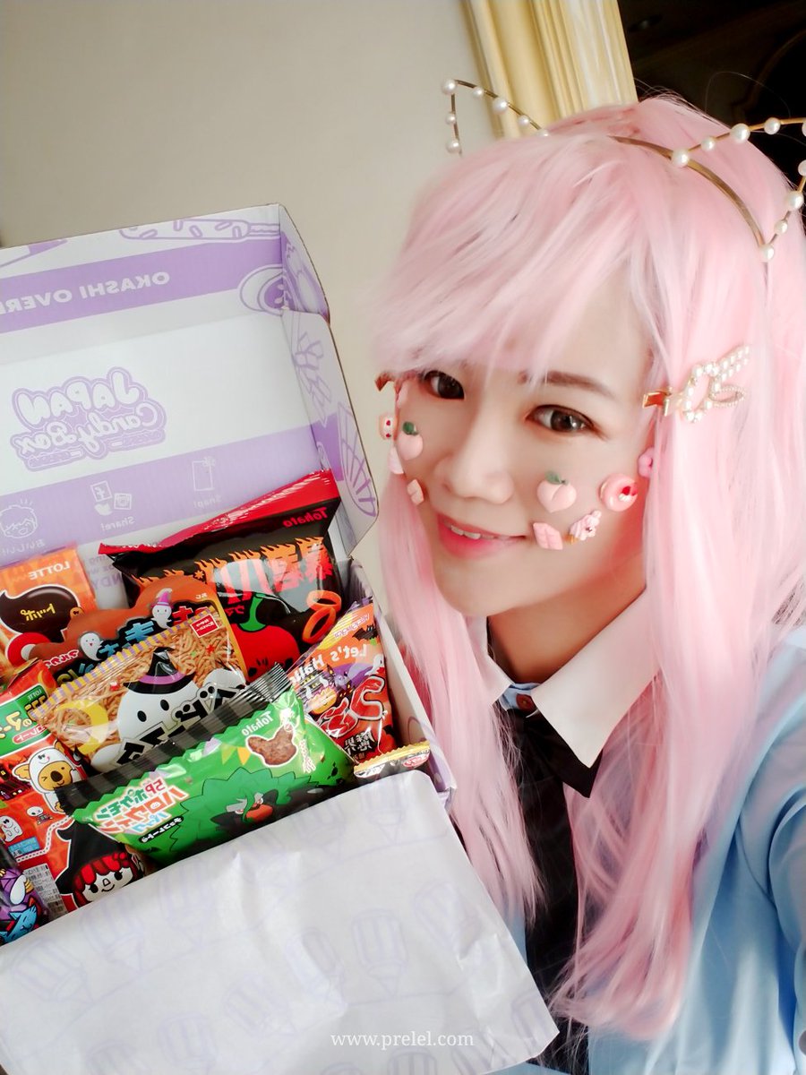 prelel's tweet image. [#worldwidegiveaway] Munching on some yummy Japanese snacks from @JapanCandyBox! :3 Join my giveaway to win a Japan Candy Box: prelel.com/2020/11/quaran…