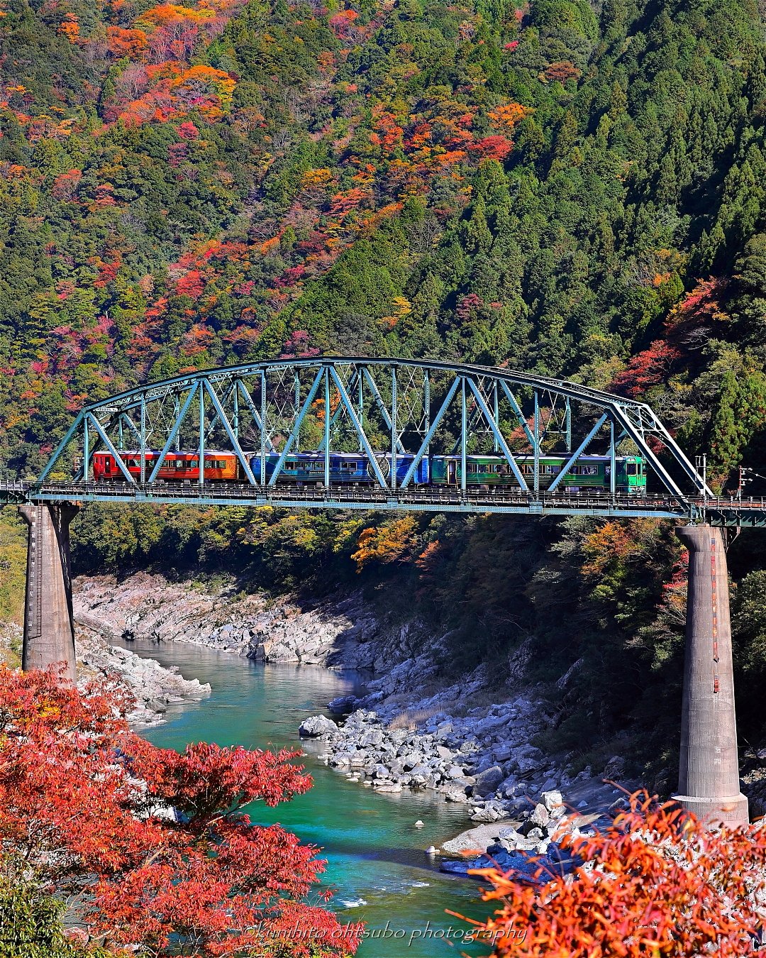 Kunihito Ohtsubo 四国カメラ部 代表理事 紅葉を大歩危峡を走る 千年ものがたり と 紅葉の秘境駅 坪尻駅と アンパンマン列車 紅葉 大歩危 大歩危峡 四国まんなか千年ものがたり 紅葉風景 Tokyocameraclub 東京カメラ部 絶景delic 絶景