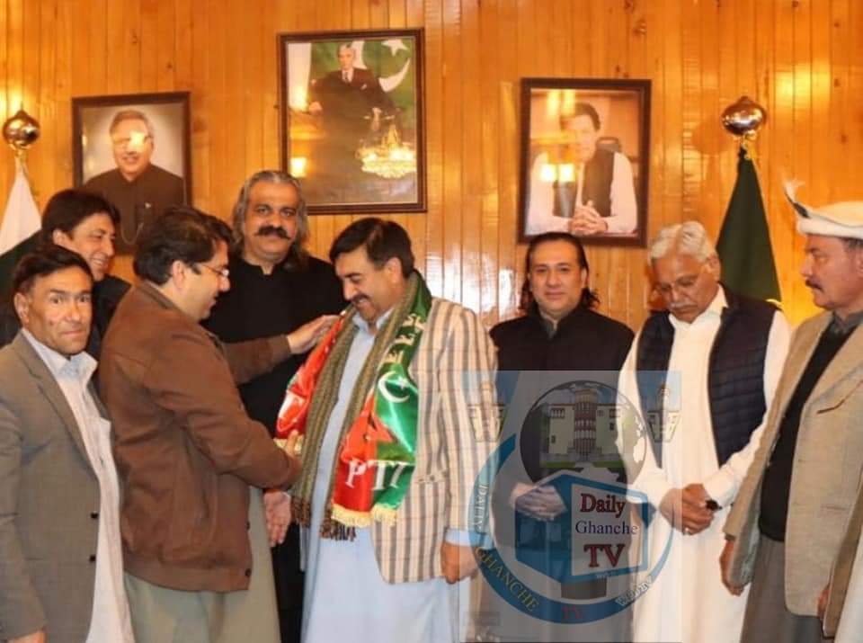 PTIGB_Official's tweet photo. پاکستان تحریک انصاف کے سابق رہنما گنگچھے حلقہ نمبر 1 
 نومنتخب آزاد امیدوار جناب مشتاقِ حسین دوبارہ پاکستان تحریک انصاف میں دوبارہ  شامل ہوگئے - 
چیف آرگنائزر پاکستان تحریک انصاف سیف اللہ خان نیازی نے ہار پہنا کرو ویلکم کیا ہے -
#GBElection2020
#NayaGilgitBaltistan https://t.co/HqztL5DhOk