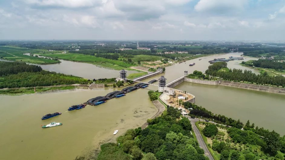GoJiangsu's tweet photo. Thanks to a 6-meter water overpass, the Huaihe River is able to flow over the Grand Canal where the two waterways meet in #Huai’an, #Jiangsu province. Reflecting advanced water control achievements, the canal has played an important role in China’s history. #GrandCanalInJS https://t.co/eTI4sDASQI
