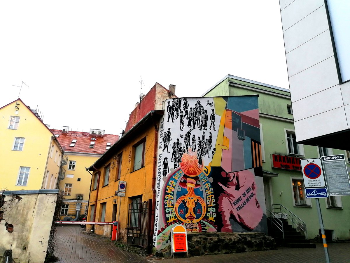 These hidden moments give a lot of reason to go for a walk even in rainy weather. Tartu is amazing! 
💚🙌🍂
#Tartu #Estonia #StreetArt #Autumn #Art #culture