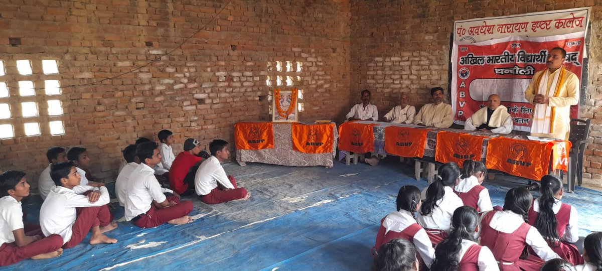TweetVidyaSagar's tweet photo. #स्त्री_शक्ति_दिवस💐💐💐
आज @AbvpChandauli द्वारा वीरांगना रानी लक्ष्मीबाई जी की जयंती पं अवधेश नारयण इंटर कॉलेज में मनाई गई।
कोटि कोटि नमन.…. @abvpkashiprant @ABVPVoice @ivijaypratap @Ramesh_Gariya @Shreeharib1 @shriniwas_hr @subbiah_doctor @hemantkutiyal @dmchandauli https://t.co/HZkrrqxQeC