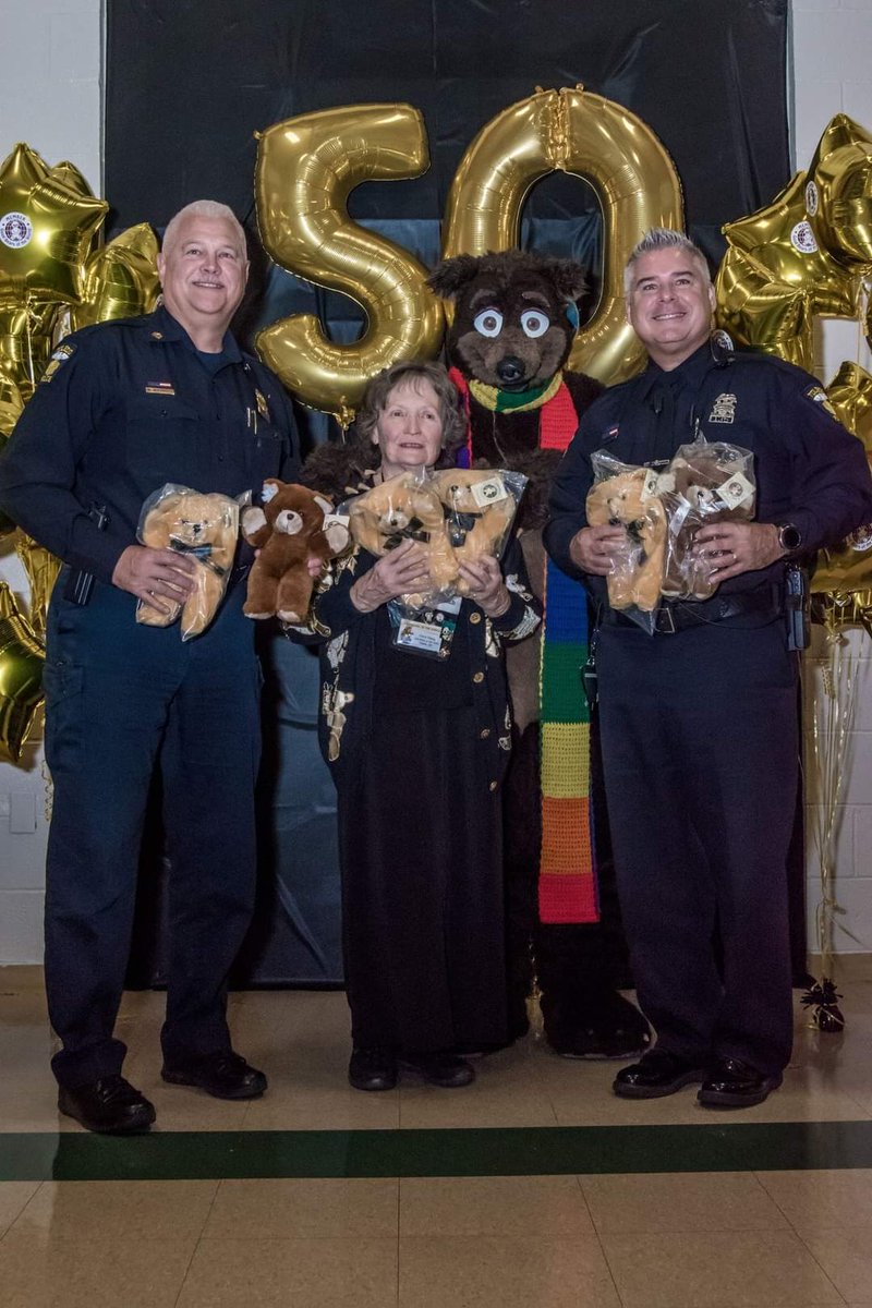 THE_BJBUTTONS's tweet photo. #ThrowbackThursday #TBT back to 2019 and the 50 Anv of #GoodBearsOfTheWorld #GBotW #GoodBears #Waldolf with the #GBW Intl Chairbear Terrie Stong and Toledo Den member Jan and 2 #Toledo Police officers accepting a teddy bear donation #fursuit #Fursuiter #fursuiting #bear #costume https://t.co/2hgpLsARI1
