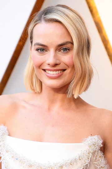 VogueFrance's tweet photo. Et si on faisait un petit jeu ? Quelle personnalité a adopté le plus beau carré court selon vous ?

1/ Rihanna
2/ Lucy Boynton
3/ Margot Robbie
4/ Beyoncé https://t.co/ftpOtZHHpD