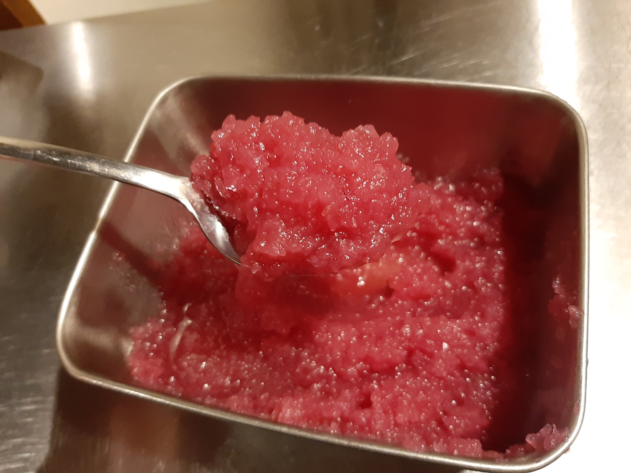 フランス料理ロドゥラ 赤玉葱のヴィネグレット 150g 白バルサミコ酢 15g 生姜の搾り汁 15g 醤油 50g Exvオリーブオイル 50g 蜂蜜 40g ライム果汁 50g サラダ油 適量 赤玉葱のピクルス ピクルス以外を全て混ぜ その後たっぷりのピクルスの みじん切りを