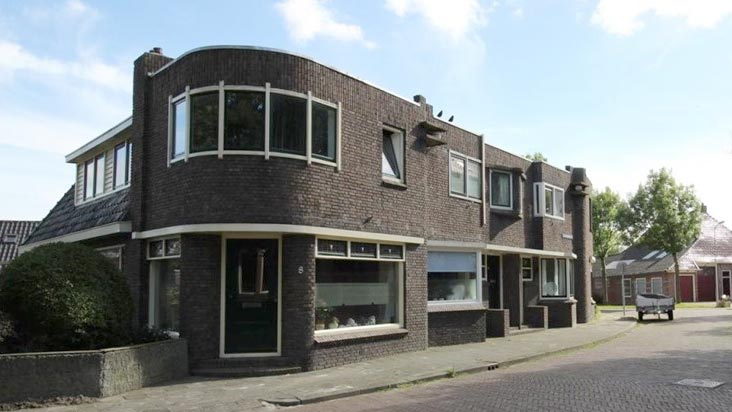In Oldehove bouwde Van der Molen in 1932 dit woonblokje aan de T.P. Oosterhoffstraat, pal tegenover het voormalige gemeentehuis. (De straat is vernoemd naar een lokale verzetsstrijder. Weet iemand wat de oorspronkelijke naam is?) https://amsterdamse-school.nl/objecten/gebouwen/tp-oosterhoffstraat-2-8,-oldehove/