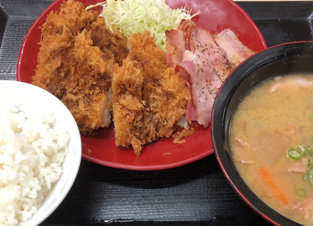 常念岳かよ かつやさんの どっさりベーコンとチキンカツの合い盛り定食 早速 豚汁大に変更して食べてきました これはwチキンでカロリーという数字で殴り合うヤバい食べ物だっ 豚汁と大根のお漬け物は相変わらず絶品です 艸 どっさり 常念岳かよ かつやさんの どっさりベーコンとチキンカツの合い盛り定食 早速 豚汁大に変更して食べてきました これはwチキンでカロリーという数字で殴り合うヤバい食べ物だっ 豚汁と大根のお漬け物は相変わらず絶品です 艸 どっさり