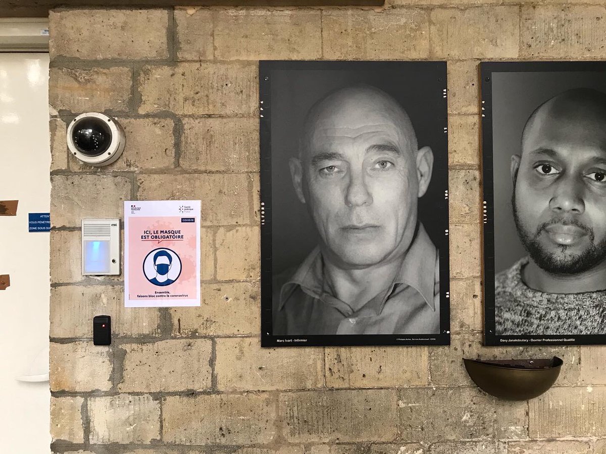 louvrepourtous's tweet photo. Les musées fermés, restent les expos en extérieur ! À l’hôpital Sainte-Anne, les photos des personnels contrastent sévèrement avec les portraits réalisés par des patient·es, expo du @CeeMahhsa 👍🏼🎨🌈#psychiatrie #artthérapie #paris14 https://t.co/DJmNaTnXc0