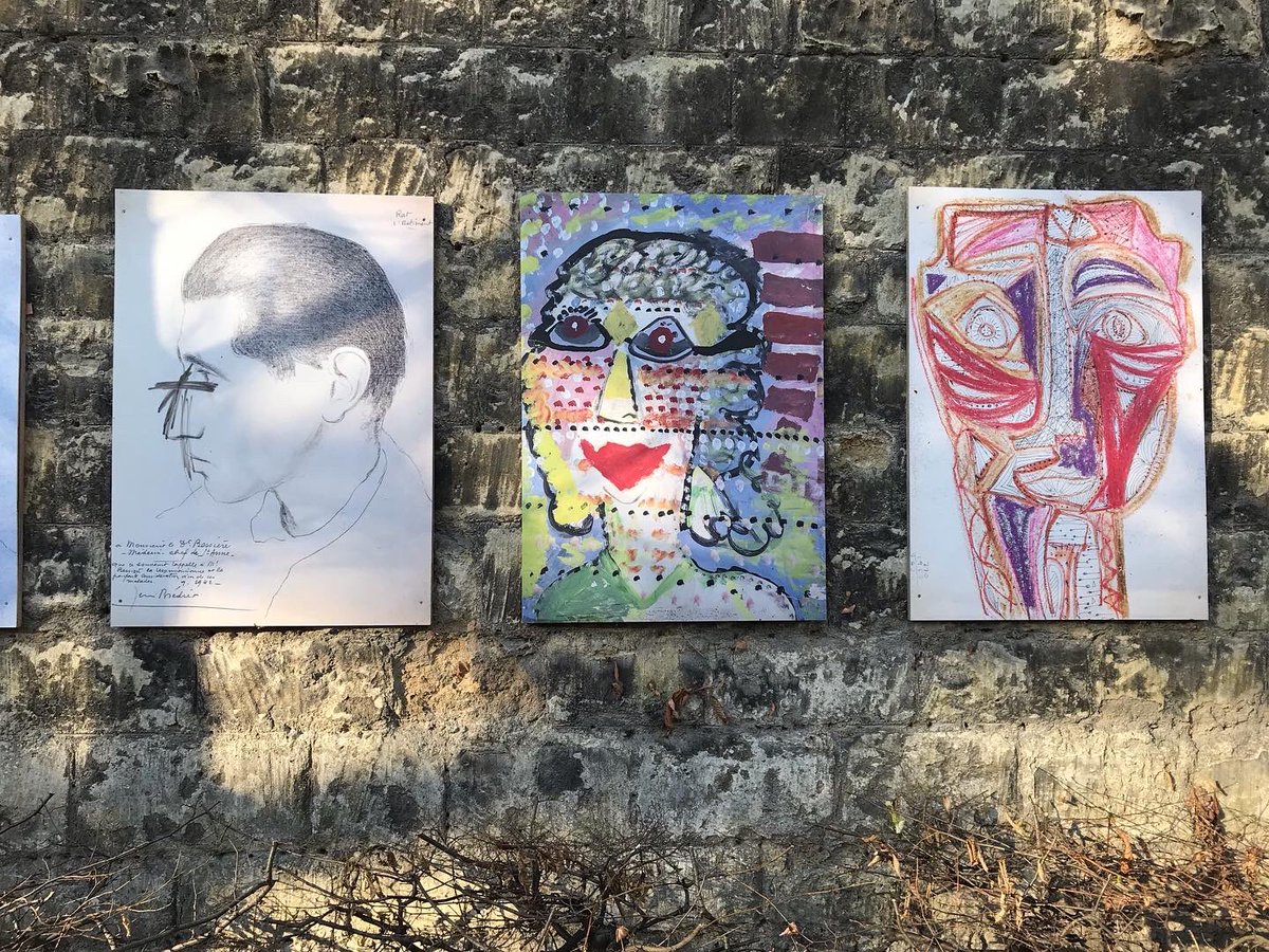 louvrepourtous's tweet photo. Les musées fermés, restent les expos en extérieur ! À l’hôpital Sainte-Anne, les photos des personnels contrastent sévèrement avec les portraits réalisés par des patient·es, expo du @CeeMahhsa 👍🏼🎨🌈#psychiatrie #artthérapie #paris14 https://t.co/DJmNaTnXc0