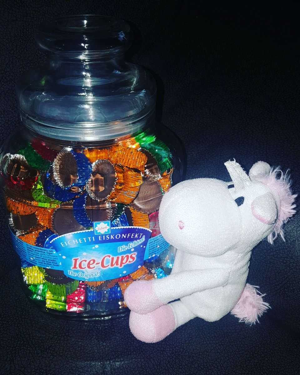 Vanessa_Knox_'s tweet photo. Ich liebe kleine eine Überraschungen
& mein Sklaven-Diener hat mir
mit meiner Lieblings-Schoki
eine süße Freude gemacht 👉🎄🎁🍫😍
#sklavengeschenk
#weihnachtszeit #weihnachten2020
#süß #icecups #eiskonfekt #schokolade #unicorn
#like #share #commentme #followme #thx 💄💋💋💋 https://t.co/Sm1KOaF46o