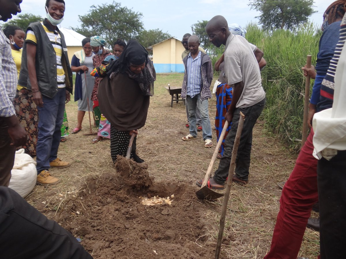 BroadfieldEnte1's tweet photo. We are already in Nakivale Refugee Settlement for our #PDCUg20 Design Course. #BEUatWork https://t.co/Kp0Yi1JcHC