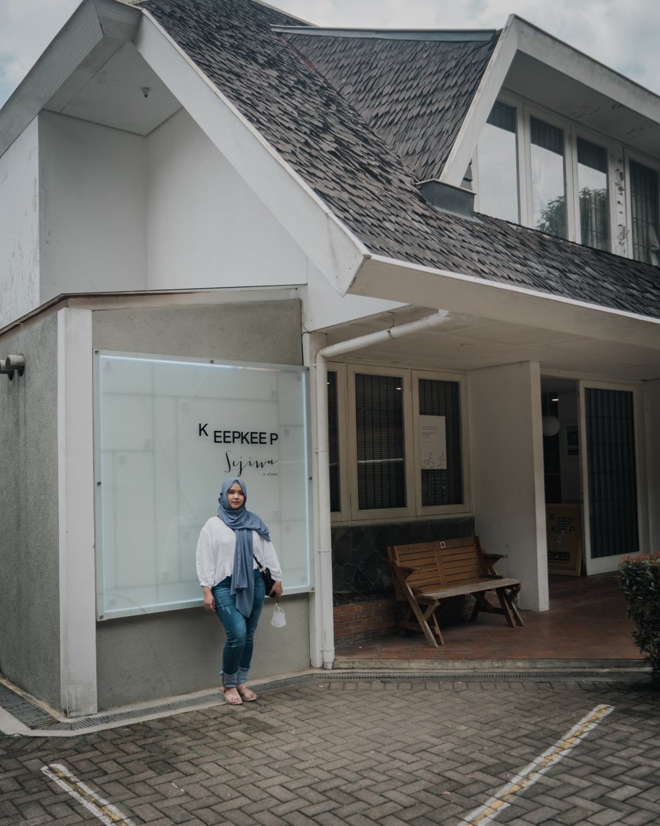 mohamadrizkyu's tweet photo. 3. Sy dan Istri kebetulan punya kesenangan yang mirip, yaitu ngopi. Jadi kita ber 2 sering banget cari tempat ngopi di Bandung, dr mulai kaki 5 sampe cafè. Tp di lokasi ini ada nuansa berbeda dgn bangunan ala kolonialnya. 
Tapi yang paling asik, krn pergi sm Istri ❤
#IRjournal https://t.co/b5qSEEIYeu