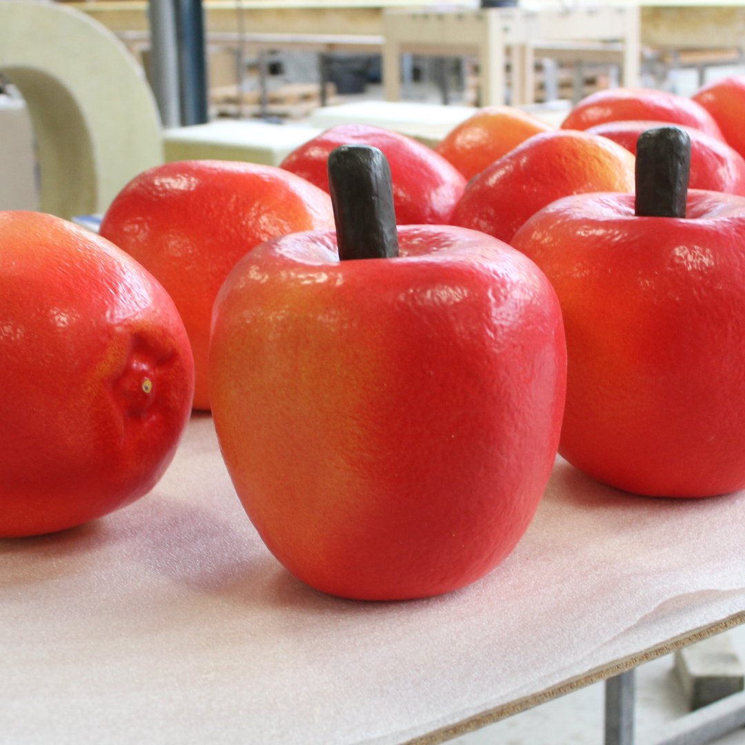 BlowupsNL's tweet photo. Tweede oogst groenten en fruit dit jaar! Blowups van glasvezelversterkt polyester voor langdurig buitengebruik. #brandactivation #foamsculpting https://t.co/Wz3a4Tqufc