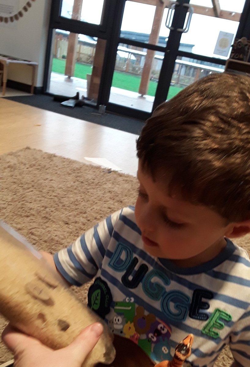 AshbridgeMaxy's tweet image. Number hide and seek... some children used it as a shaker, some tried to get the numbers to the top, some looked for a specific number and some had a go at 2 digit numbers! #naturaldifferentiation #EYmaths #digitrecognition @NDNAtalk