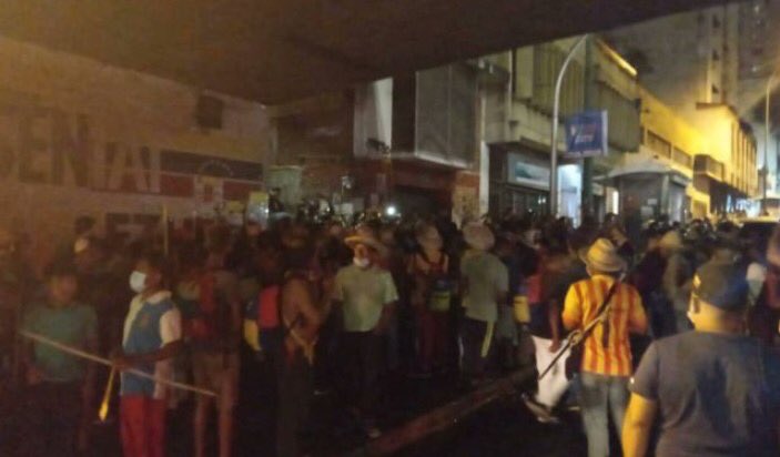 RCR750's tweet photo. Ayer enfrentamiento entre indígenas Yukpa y PNB en El Centro de Caracas, querían llegar a Miraflores. https://t.co/5l5fvDtxaZ