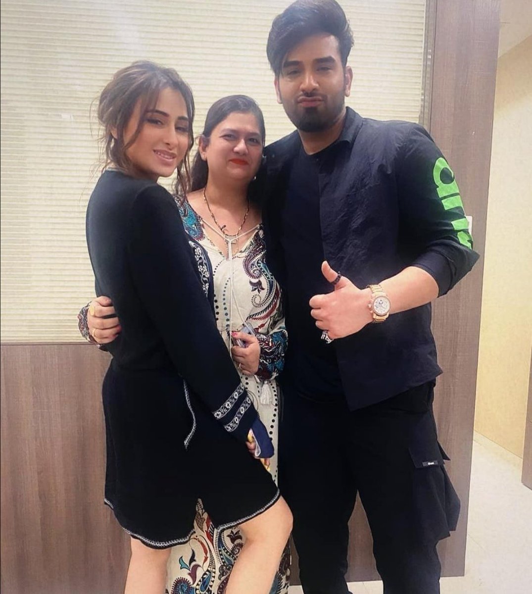 KritiBSingh's tweet photo. With stunning @paras_chhabra &amp; beautiful @_MahiraSharma.
For Branding Solutions &amp; Celebrity Mgmt Contact 9004301714
Mail ID - kriti.rdf@gmail.com
#digitalcampaigns #brandcampaign #celebritymgmt #adcampaign #krritibansalsingh #redfeatherentertainment #digiservices #Indianbrands https://t.co/ynXNQIUmRl