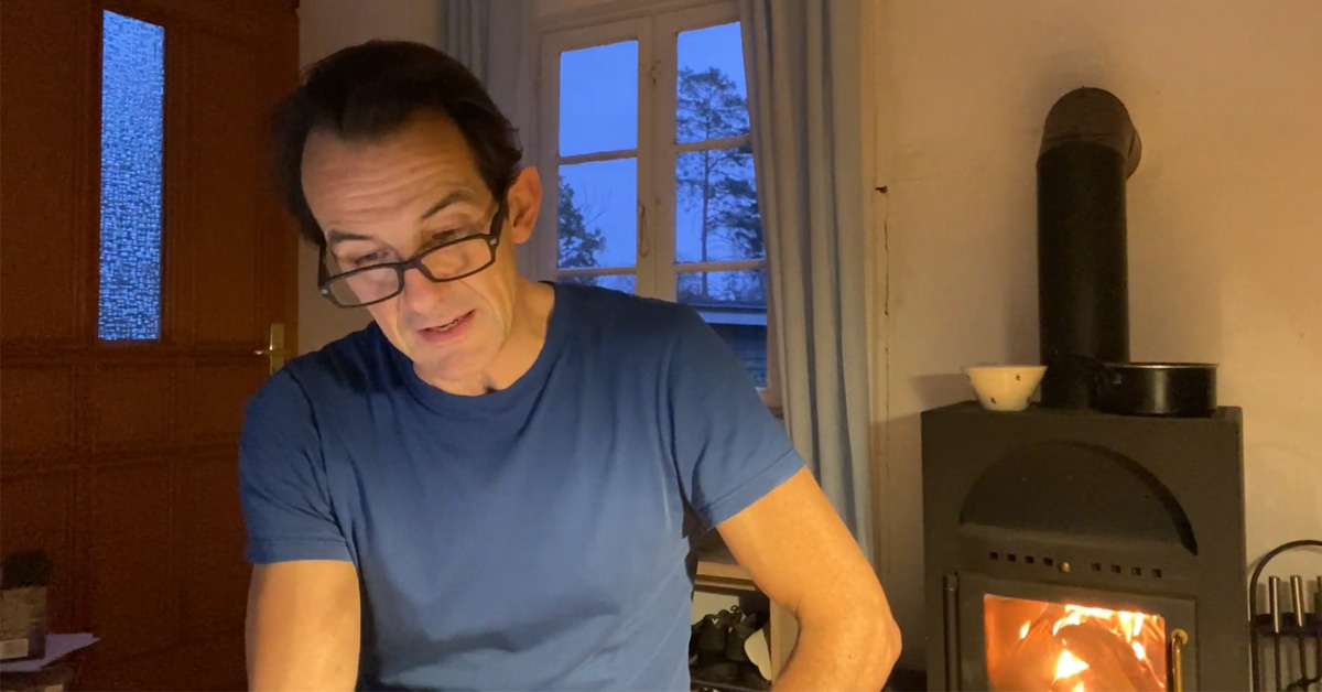 Maerchenland's tweet photo. Heutiges Highlight: Hans im #Homeoffice, #pardon… im #Glück 🍀. Viel Spaß bei der #Märchenerzählung und bleibt dran. @hanswernermeyer hat anschließend von euch  zugestellte #Fragen beantwortet. 👋
https://t.co/h70dEGODN3 https://t.co/5imWRlenyW