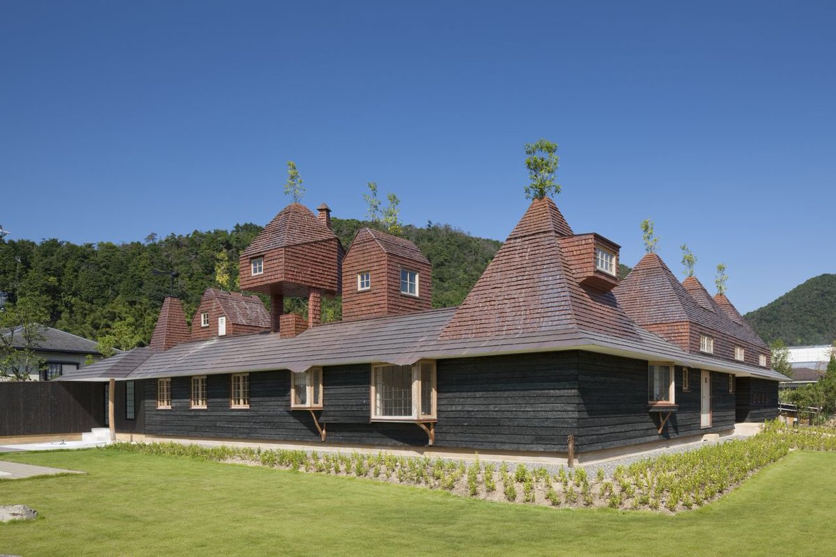 Some of these architects continue to produce amazing work in this spirit to this day, including Terunobu Fujimori... here is his Roof House in Shiga Prefecture, 2009