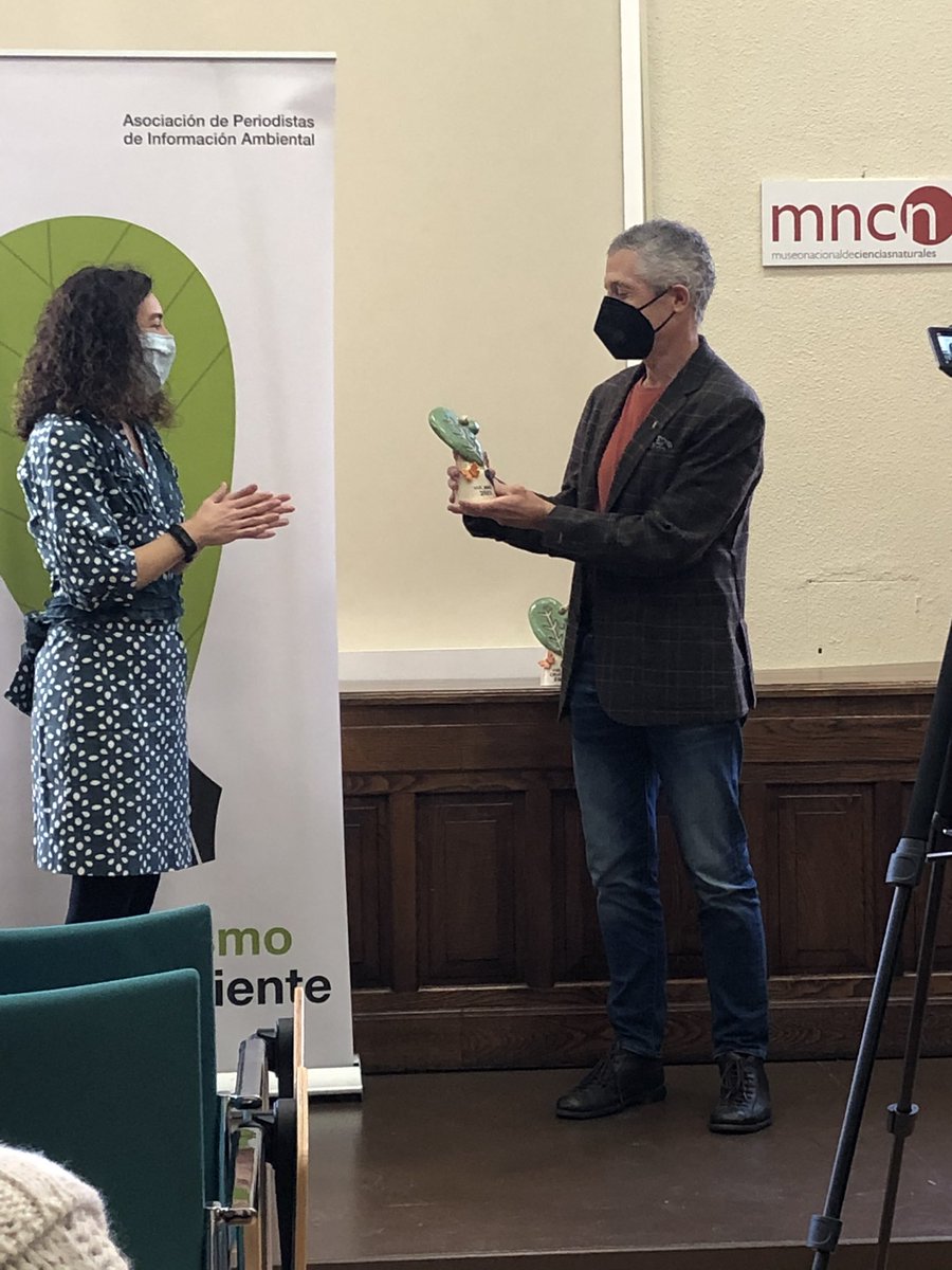 juralde's tweet photo. Hoy han entregado los #PremiosApia de la asociación de periodistas ambientales @APIA_es 

El premio Vía Apia ha sido para el cientifico @FernandoVallada por su implicación en la difusión de la vinculación entre las pandemias y la degradación ambiental. 👏👏👏👏 https://t.co/9juISKtVoo