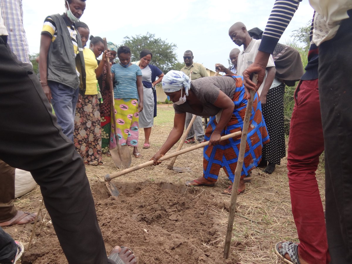 BroadfieldEnte1's tweet photo. Currently:- Community members of Nakivale Refugee Settlement - Isingiro District being trained on "Double Dig Garden" skills. Focus on the use of new innovations to improve on soil fertility. #BEUatWork #PDCUg20 https://t.co/AYzppaRXzz