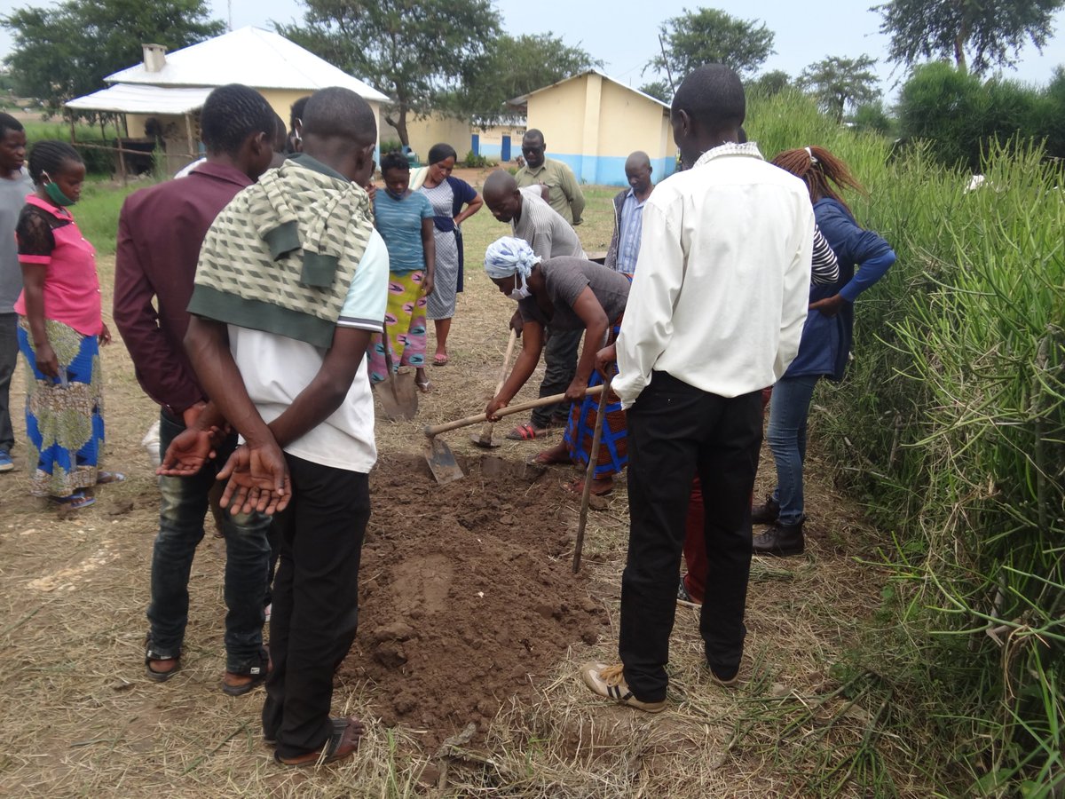 BroadfieldEnte1's tweet photo. Currently:- Community members of Nakivale Refugee Settlement - Isingiro District being trained on "Double Dig Garden" skills. Focus on the use of new innovations to improve on soil fertility. #BEUatWork #PDCUg20 https://t.co/AYzppaRXzz