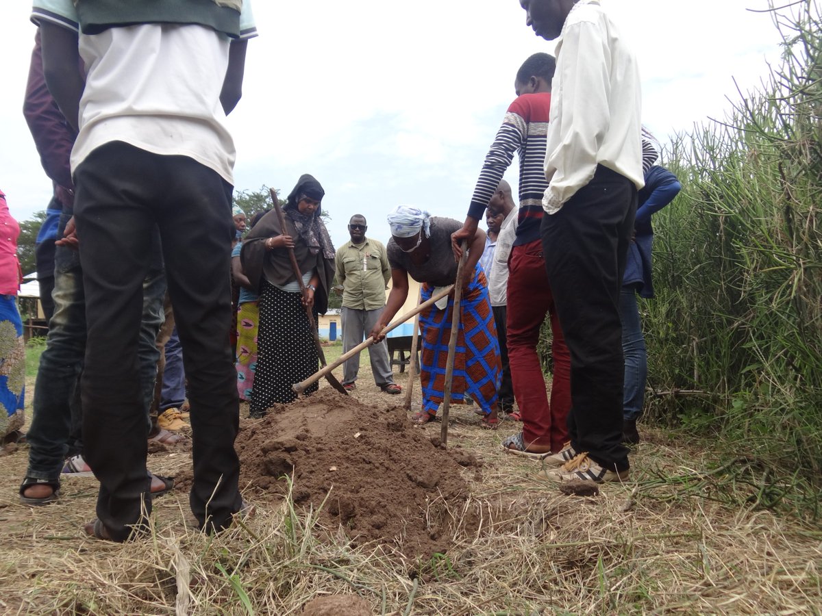 BroadfieldEnte1's tweet photo. Currently:- Community members of Nakivale Refugee Settlement - Isingiro District being trained on "Double Dig Garden" skills. Focus on the use of new innovations to improve on soil fertility. #BEUatWork #PDCUg20 https://t.co/AYzppaRXzz