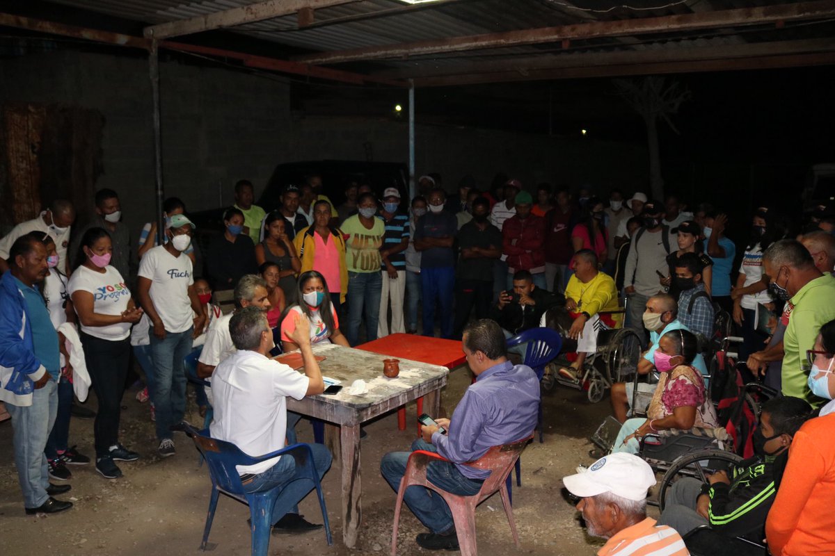 HenriFalconLara's tweet photo. 6:00 am y ya estamos en el Barrio la Peña ¡#Madrugonazo y #Arepazo desde hoy en los sectores más humildes de #Lara! https://t.co/c8SXNIXxff