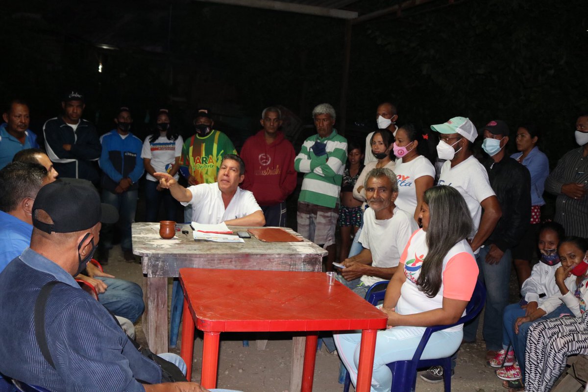 HenriFalconLara's tweet photo. 6:00 am y ya estamos en el Barrio la Peña ¡#Madrugonazo y #Arepazo desde hoy en los sectores más humildes de #Lara! https://t.co/c8SXNIXxff