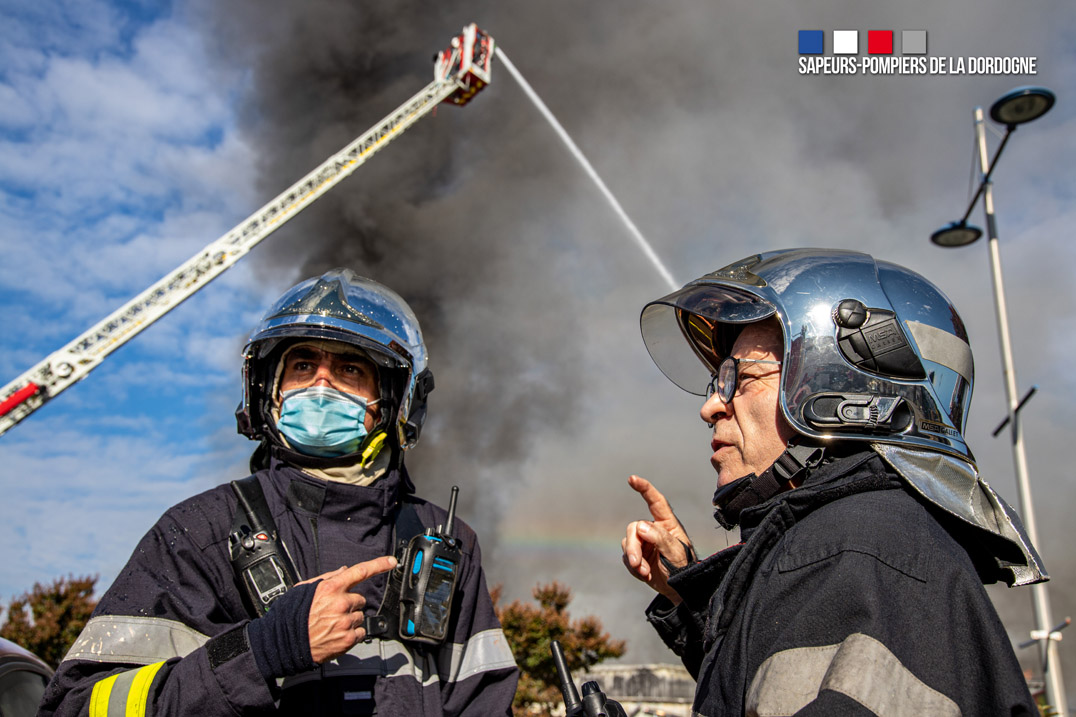 pompiers24's tweet photo. Les @pompiers24 remercient chaleureusement le Lt Joël DRIVET qui vient d’achever le 17.11 sa carrière de sapeur-pompier volontaire après 41 ans d’engagement au service de nos concitoyens ! Le CDSP24 ne manquera pas d’honorer cet officier méritant ! https://t.co/uLzkolKzDH