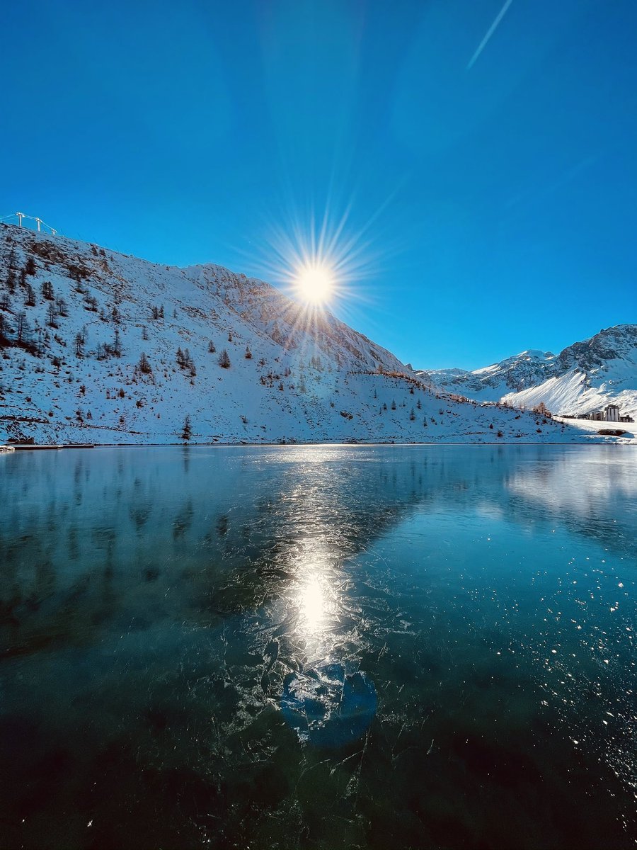TignesOfficiel's tweet photo. Quand le miroir laisse petit à petit place à la glace... Ça sent bon l’hiver ❄️🥰
#tignes #tignaddict https://t.co/mZiHNavnpQ