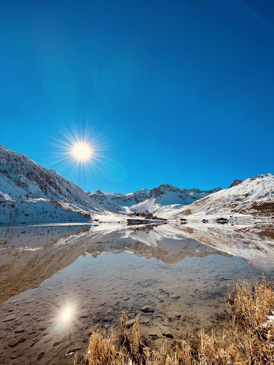 TignesOfficiel's tweet photo. Quand le miroir laisse petit à petit place à la glace... Ça sent bon l’hiver ❄️🥰
#tignes #tignaddict https://t.co/mZiHNavnpQ