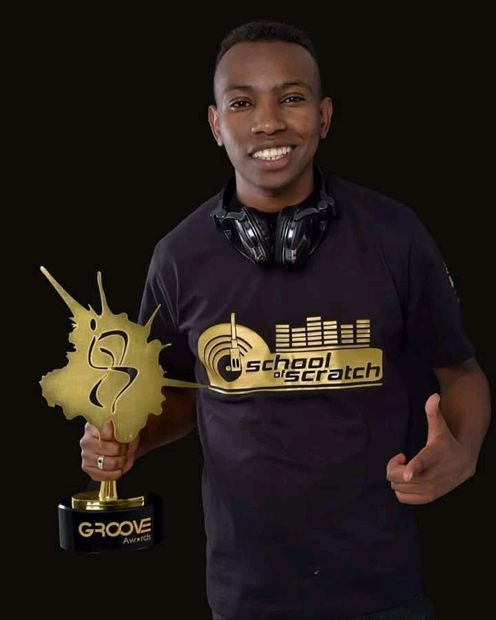 Join <a href="/djterots/">King Of Scratch</a> from 1-4pm as he gives you the best in Throwback music. Where are you tuned in from?Call/Whatsapp 0727907907
#Gospelswitch