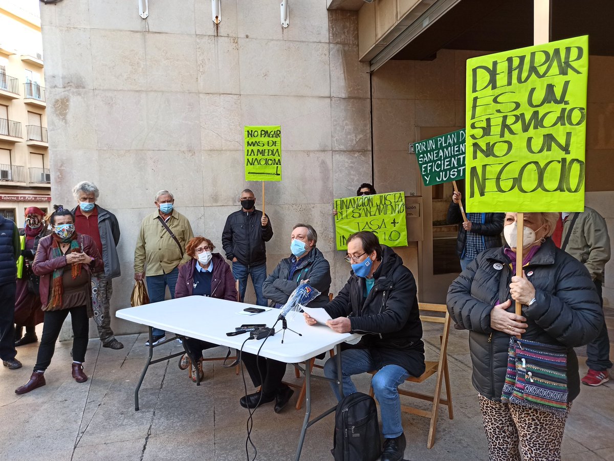 cubero_alberto's tweet photo. En la concentración convocada por @RAPAAragon contra el #Timar, el timo porque el que han sustituido el #ICANo
Esto no es lo que quería la gente!
Seguimos pagando dos veces y haciendo negocio con el agua. https://t.co/2J52xRlMmE