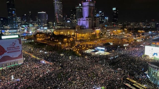  #StrajkKobiet (la Grève des femmes) est le nom du mouvement né en 2016 en réaction à la loi qui visait à interdire l’avortement en Pologne. Ce mouvement spontané national est encore actif en 2020 dans les grandes villes du pays : Varsovie, Cracovie, Łódź...