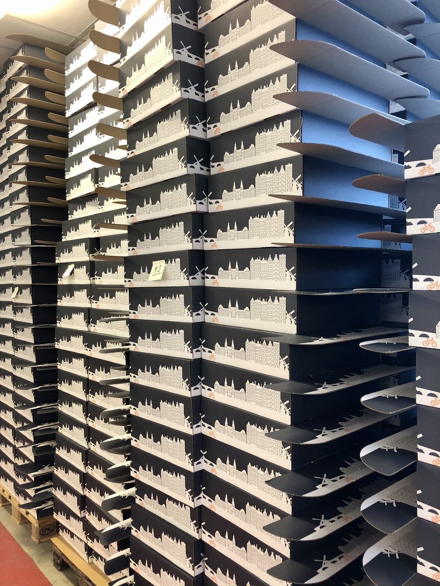 karinruben's tweet photo. Dozen, dozen en dozen.... de kerstpakketten productielijnen draaien al volop! #pantar #waardeinwerk https://t.co/Y9rI5OU76E