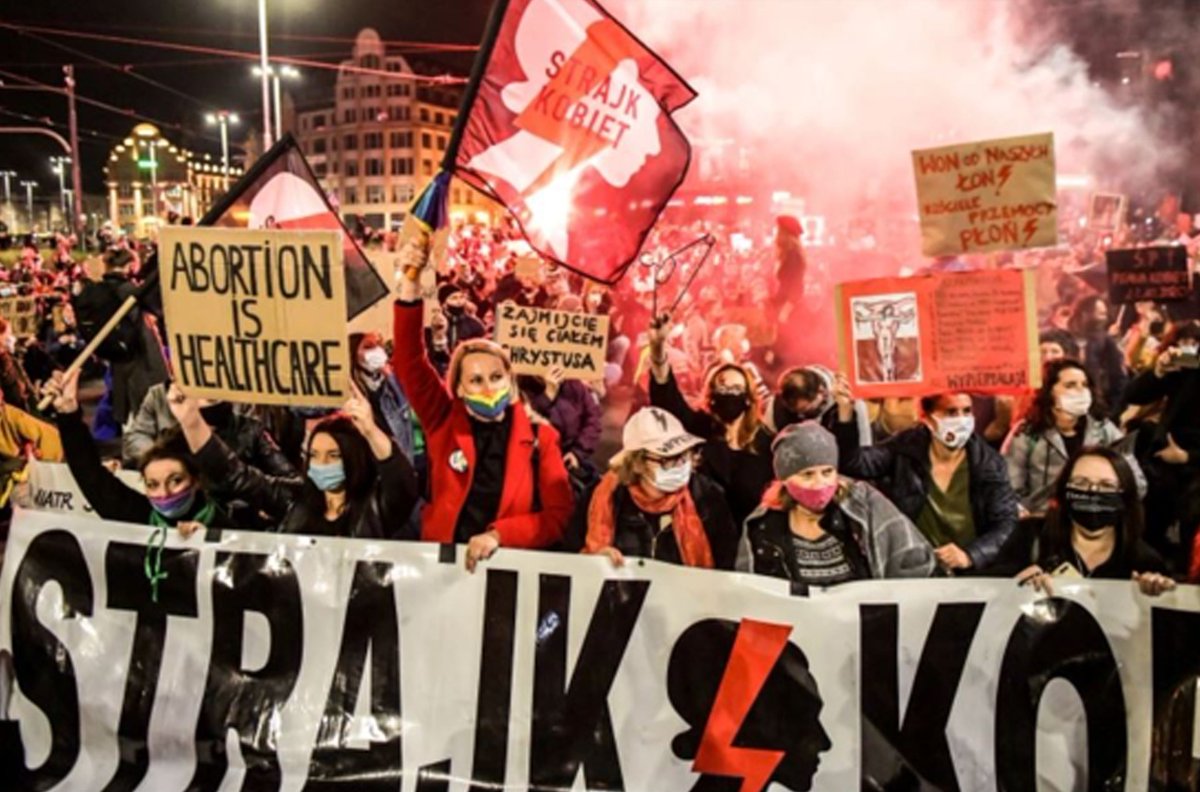 SocFemRu's tweet photo. В ПОЛЬШЕ СНОВА НАЧАЛИСЬ ПРОТЕСТЫ ПРОТИВ ЗАПРЕТА АБОРТОВ

В Варшаве тысячи протестующих собрались у здания парламента. В среду сейм Польши начал заседание на котором должен рассмотреть новый проект закона о абортах

Подробности: https://t.co/BQIZq86aU0

#solidaritywithpolishwomen https://t.co/1z5irjioNd