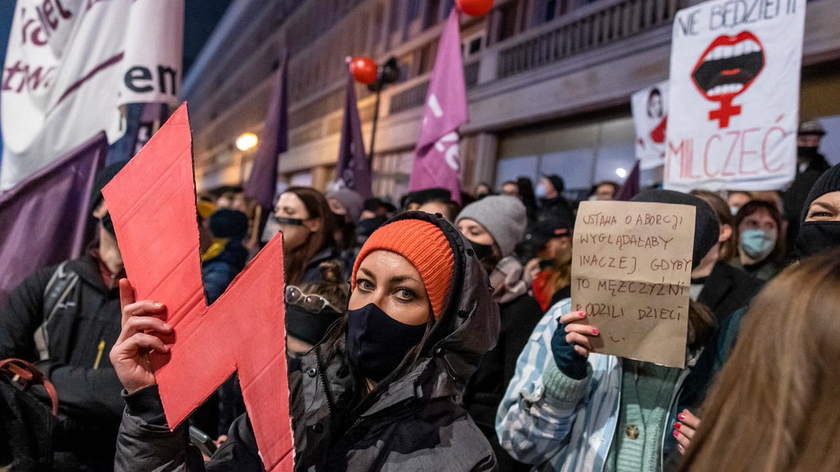 SocFemRu's tweet photo. В ПОЛЬШЕ СНОВА НАЧАЛИСЬ ПРОТЕСТЫ ПРОТИВ ЗАПРЕТА АБОРТОВ

В Варшаве тысячи протестующих собрались у здания парламента. В среду сейм Польши начал заседание на котором должен рассмотреть новый проект закона о абортах

Подробности: https://t.co/BQIZq86aU0

#solidaritywithpolishwomen https://t.co/1z5irjioNd