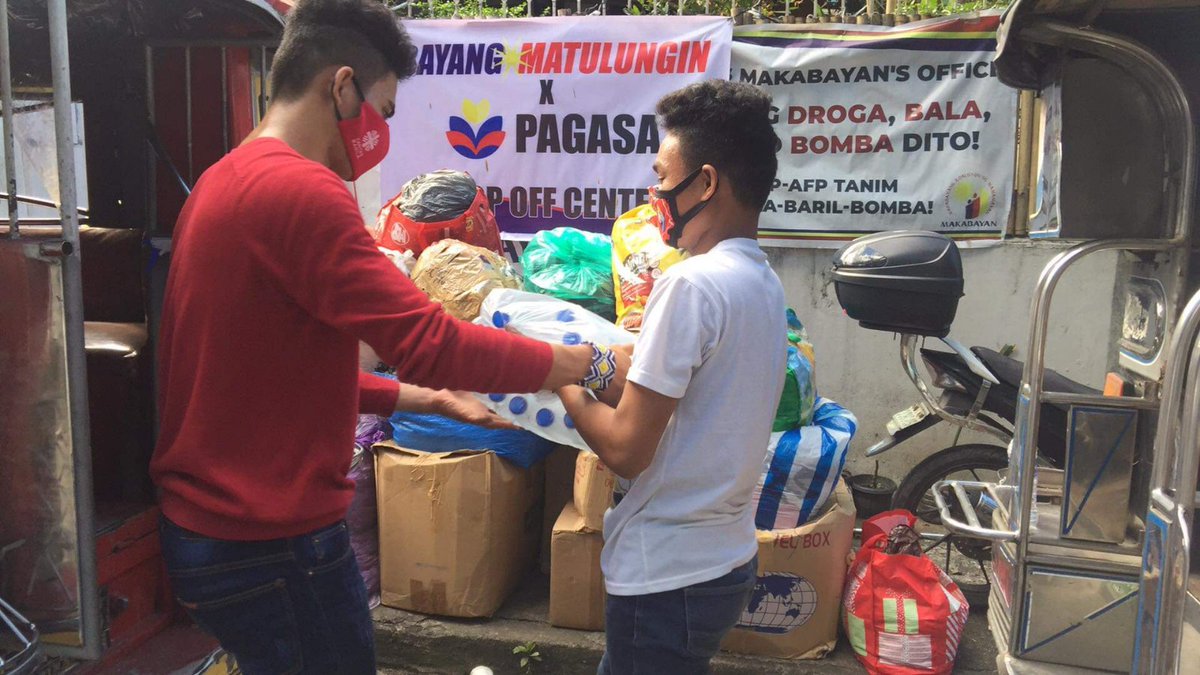 BayanMuna's tweet photo. LOOK: November 19, Lumad students of Save Our Schools Network (SOS) @savelumadschool volunteers preparing survival packs and water to be distributed at Rodriguez, Rizal and Bicol. https://t.co/Ogqm7TJrlW