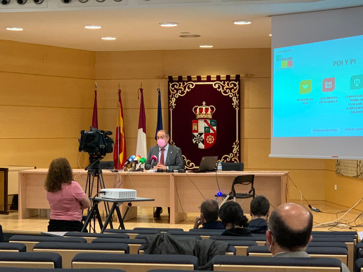 edusocial_cu's tweet photo. Con motivo de las elecciones a rector de la UCLM, hoy tenemos a Julián Garde en nuestra facultad, uno de los candidatos. https://t.co/InQPMveLVX