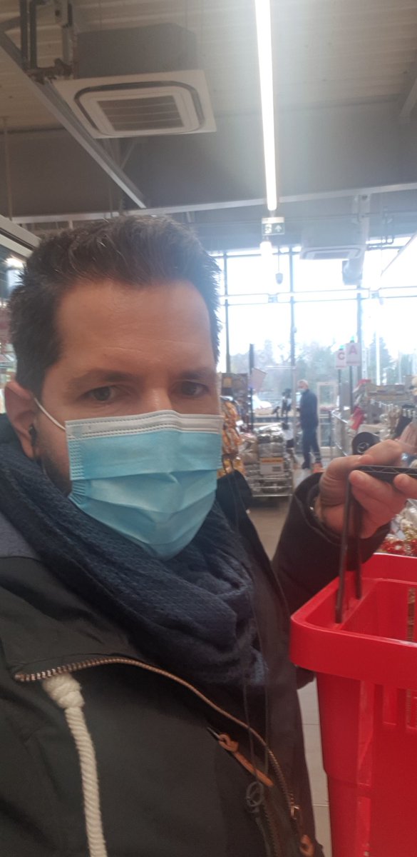 CsorbaDe's tweet photo. Jó ez az online konferencia. Éppen kiflicsücsköt veszek. 😅 https://t.co/hMfn9IDPJQ