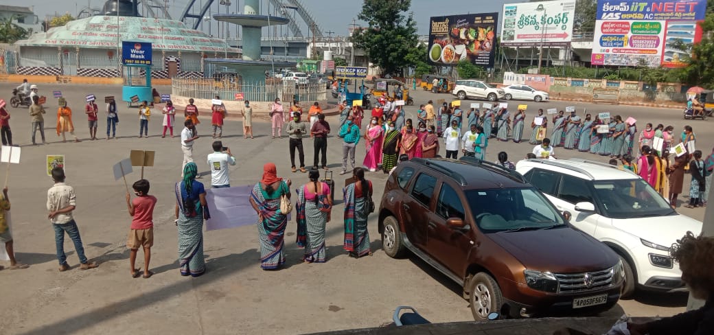 KAnganwadi's tweet photo. బాలల హక్కుల పరిరక్షణ వారోత్సవాలు 5వ రోజు కార్యాక్రమం కిషోరీ బాలికల రాలి మరియు మానవహరము #Anganwadi with #MSK #ICDSProject and #Childline staff #Rajahmundry https://t.co/Ys3ZObAD3k