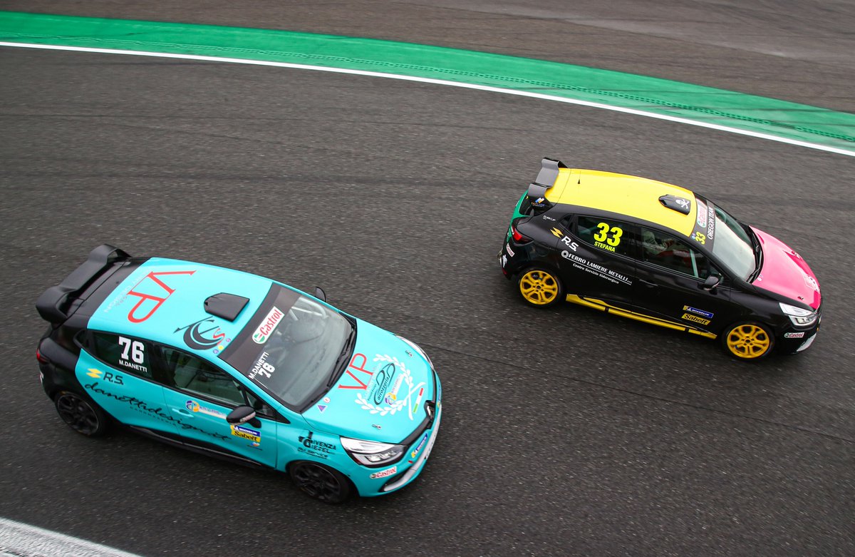 A #Imola la volata finale della #ClioCupItalia 🏁che laurea il campione 🏆2020!!!
renaultsportitalia.it/art/news_20201…