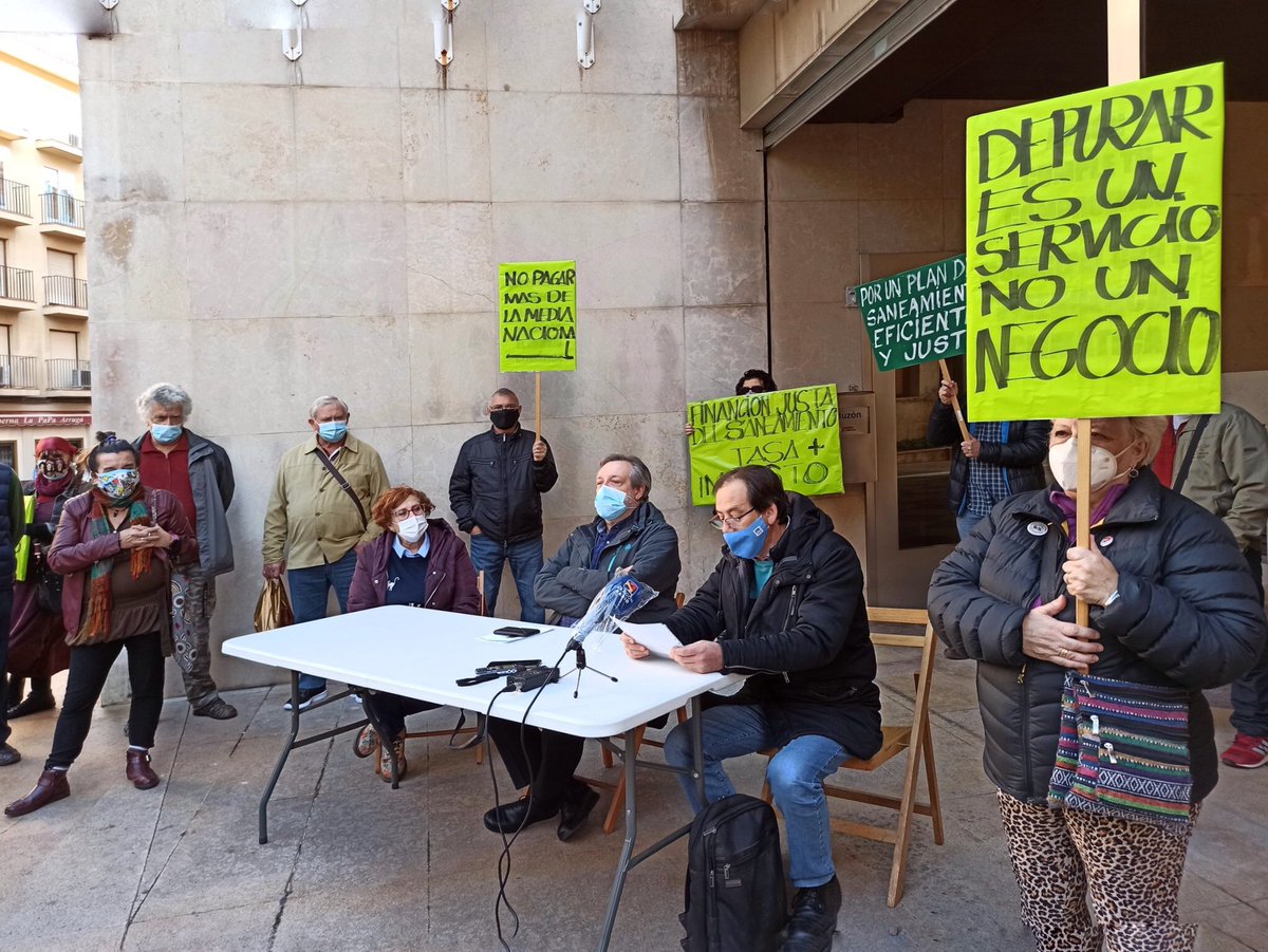 FscAragon's tweet photo. Enrique Gracia leyendo el manifiesto en la Concentración de @RAPAAragon contra el #Timar, el timo que ha sustituido el #ICANo
Continua la estafa del #ICA
Seguimos pagando dos veces y haciendo negocio con el agua. https://t.co/vJaOHIJv1K